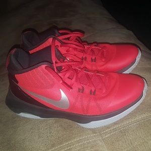 Nike air versitile basketball shoes